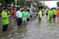 ผู้ว่าฯ มาแล้ว ‘สุขุมพันธ์’ ลงลุยแก้น้ำท่วม ‘กทม.’ 