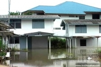 อ่างทอง-คันดินกั้นน้ำพัง ทะลักท่วมตำบลบางปลากด