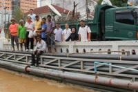 พ่อเมืองภูเก็ตนำทีมตรวจระดับน้ำหลังฝนตกหนักทำน้ำท่วม