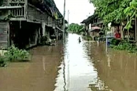 น้ำป่าไหลท่วมบ้านปชช.อำเภอทับคล้อ จ.พิจิตร กว่า 100 หลัง