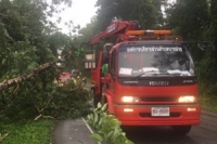 พายุฝนกระโชกแรงทำพังงาอ่วมเดือดร้อนหนัก