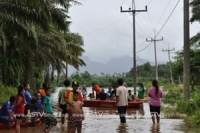 อ.พระแสงยังอ่วม ระดับน้ำ 150 ซม. ชาวบ้านกว่า 100 ครัวเรือนติดเกาะ