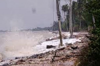 คลื่นยักษ์ซัดถล่มหัวหิน-หาดสมิหลา-ชายฝั่งชุมพร บ้านเรือนร้านค้าพังยับ