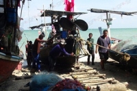 ประมงพื้นบ้านนครศรีฯ เร่งลากเรือหนีน้ำทะเลหนุนสูง