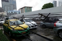 ฝนถล่มกรุง!!เสาไฟฟ้าล้ม ถนนวิทยุอ่วมจราจรอัมพาต