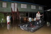 ชาวสามโคกริมเจ้าพระยา เร่งขนของหนีน้ำเอ่อท่วม