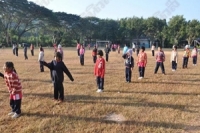 นักเรียนนั่งเรียนกลางแดดแก้หนาว