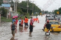 ฝนถล่มโคราชน้ำท่วมถนน