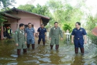 ลูกทัพฟ้าจากกองบิน 4 ขนกระสอบทรายช่วยน้ำท่วม