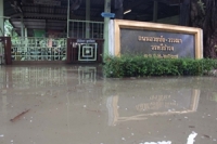 ฝนตกหนักน้ำท่วมโรงเรียน ครูผวาเร่งขนของขึ้นที่สูง  