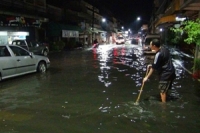 ลำปางฝนตกหนักน้ำรอระบายท่วมถนนนับสิบสายทะลักเข้าร้านค้าและบ้านเรือน