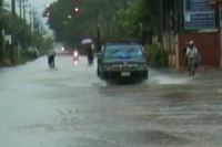 น้ำท่วมตาก หลังฝนตกหนักต่อเนื่อง ขณะที่เทศบาลประกาศเตือนปชช