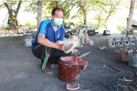 กาฬสินธุ์เผชิญลมหนาว ทำเตาก่อไฟขายดี เร่งปั้นให้ทันตามต้องการ