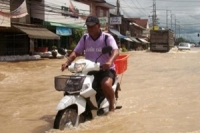 น้ำป่าแม่วงก์ไหลบ่าถล่ม &quot;ลาดยาว&quot;