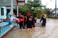 พัทลุงน้ำทะเลสาบยังสูง คลื่นซัดบ้านพังอพยพกลางดึก