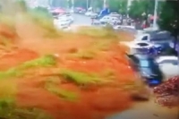 คลื่นโคลนมรณะทะลักกลืนรถ จีนสะพานขาดกลางท่อน เก๋งดิ่งแม่น้ำ