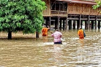 อ่างทอง-ระทึก น้ำพังกำแพงวัด พระ ชาวบ้านหนีอลหม่าน