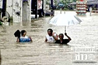 พังงา-น้ำป่าไหลท่วมอำเภอตะกั่วป่าสูงกว่า 2 เมตร